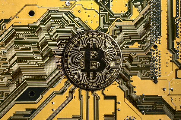 Foto: insígnia de um bitcoin