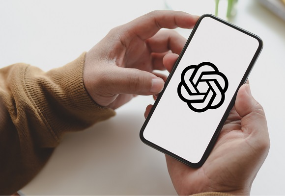 Foto: Mão segurando um celular com a logo do ChatGPT